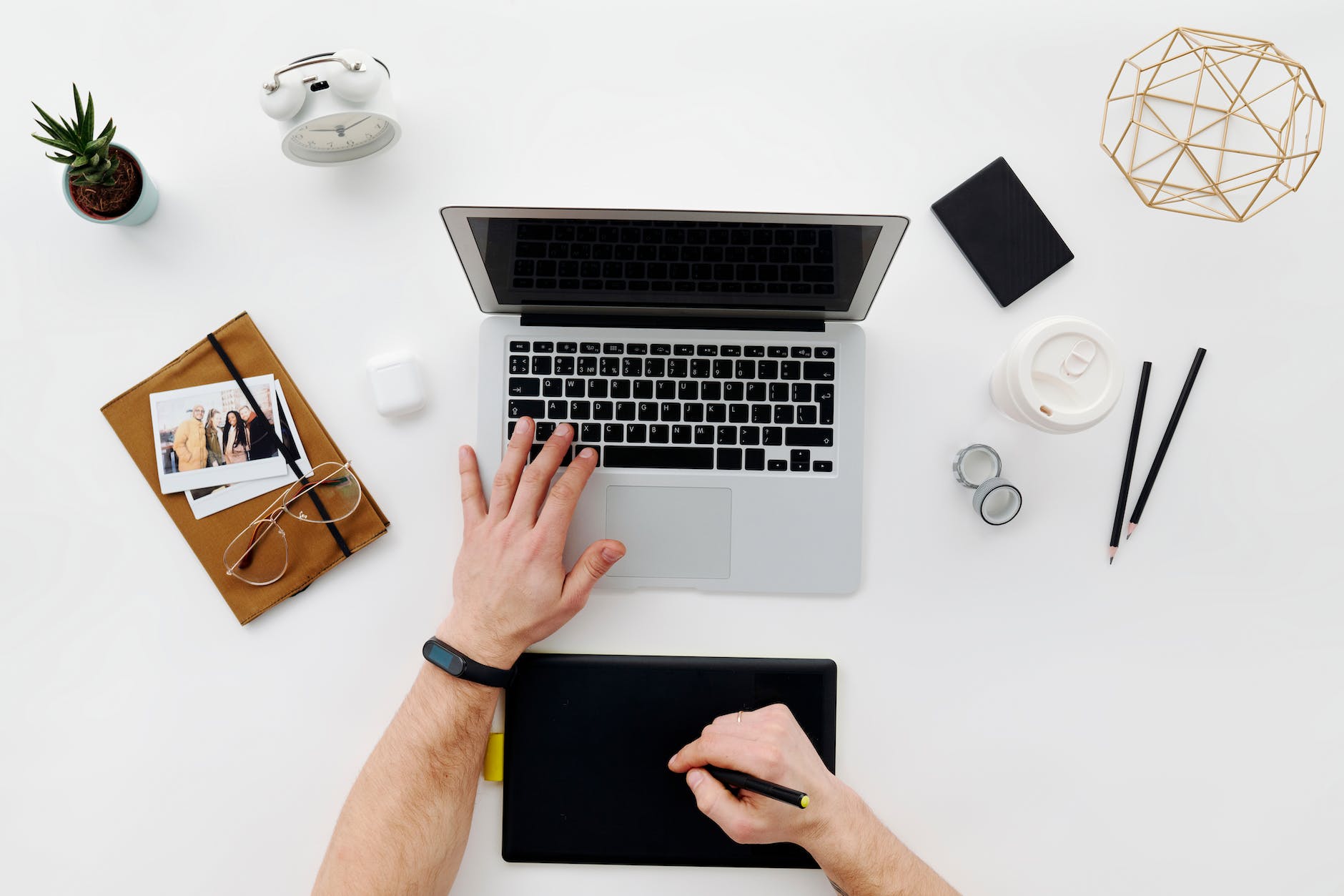 Image showcasing 10 Digital Products help you Stay Organized in Life - Easy Being